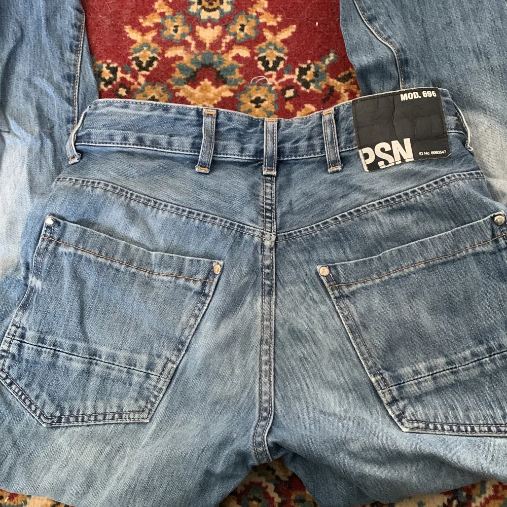lågmidjade straight jeans från PSN 🩷 storlek 30/32 men ärg själv 25/30 och de är ganska små ❤️. Jeans & Byxor.