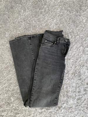 Säljer nu mina gråa Lågmidjade jeans då jag har två par, dessa har endast använts en gång så de är i nyskick helt enkelt, de är väldigt stretchiga, så skulle säga att den passar 32-en liten 36💓