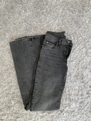 Lågmidjade jenas - Säljer nu mina gråa Lågmidjade jeans då jag har två par, dessa har endast använts en gång så de är i nyskick helt enkelt, de är väldigt stretchiga, så skulle säga att den passar 32-en liten 36💓
