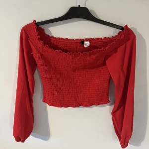 Off-shoulder topp - En fin röd off-shoulder, använd en fåtal gånger. Från h&m avdelning divided, stolek s. Den är mer en magtröja 