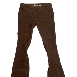 Lågmidjade manchesterbyxor  - Säljer då de är för små tyvärr, uppdaterar med midjemått snart men skulle uppskatta till en mindre w26  Kallare brun, bootcut modell 