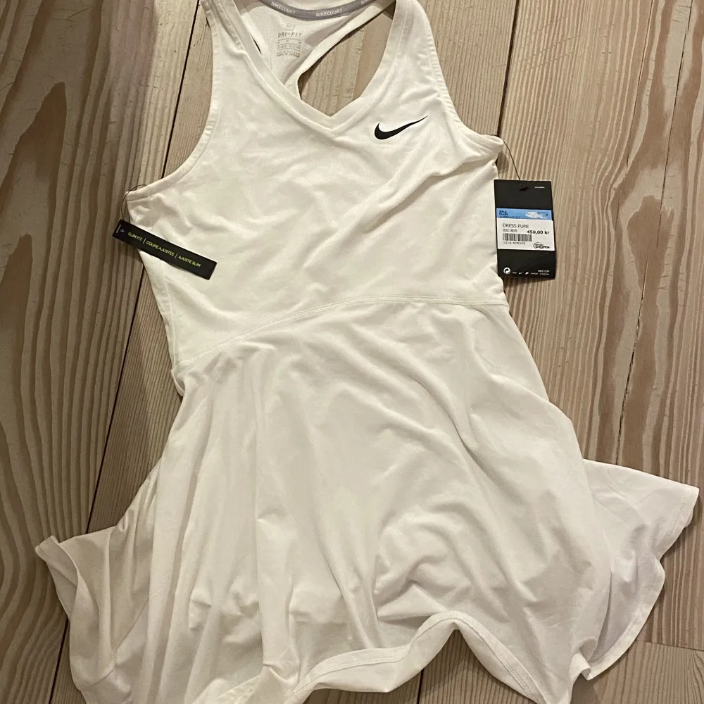 Oanvänd tennis-klänning från Nike. Har lappen kvar och den kostade från början 450kr. . Klänningar.