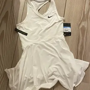 Oanvänd tennis-klänning från Nike. Har lappen kvar och den kostade från början 450kr. 