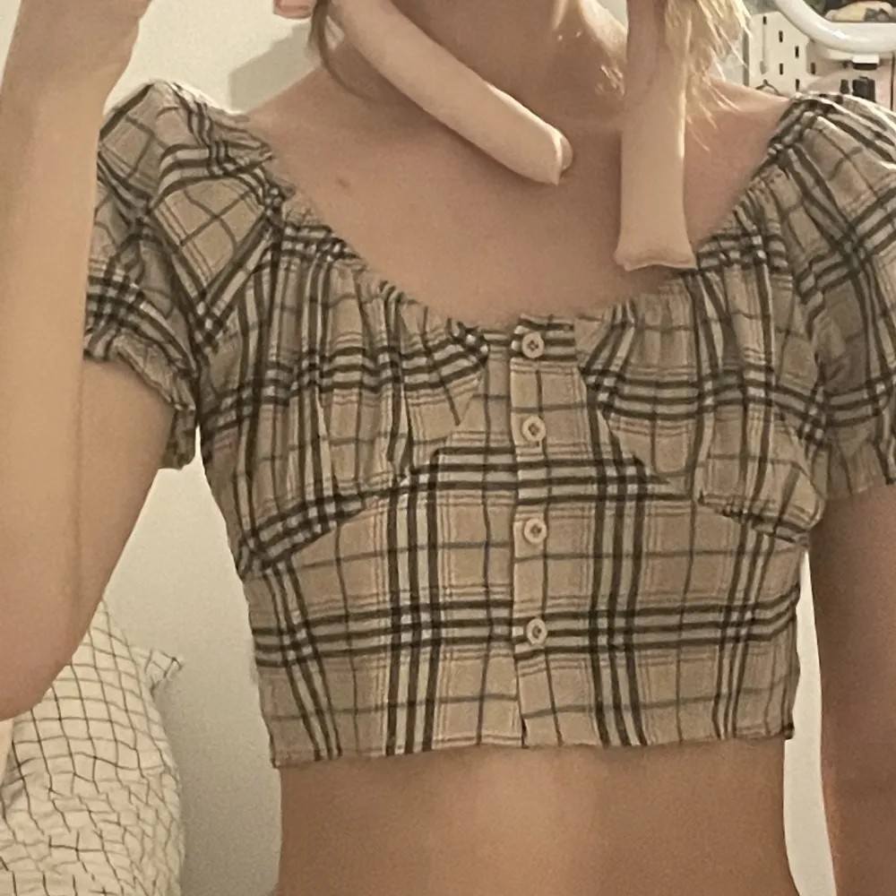 Topp med mönster som liknar som burberry! Den är från YesStyle🌸 Väldigt kort så rekommenderar att ha high waist byxor till💗. Toppar.