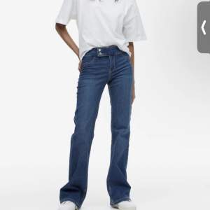 Säljer ett par low waist jeans från hm som är helt slutsålda! NY-skick