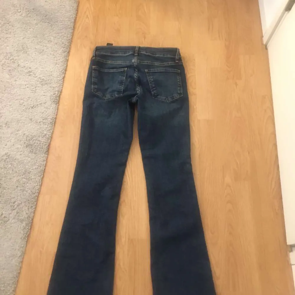 Ett par helt nya jeans, använda ungefär 2-3 gånger. Inga skador eller fläckar. Villl sälja så snabbt som möjligt. Dom är stretchiga så dom passar både som 34 och uppåt.. Jeans & Byxor.