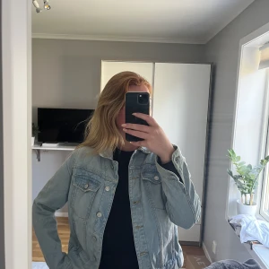 Jeansjacka  - Säljer min superfina jeansjacka från mango, då jag vill ha den lite mer oversized.