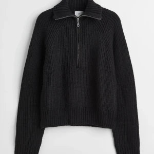 Stickad tröja med dragkedja - Säljer en tröja i storlek xs💘👌🏼Använd några få gånger! Säljer då den inte kommer till användning💘💘Köptes för 299, säljer för 150💘✌🏼