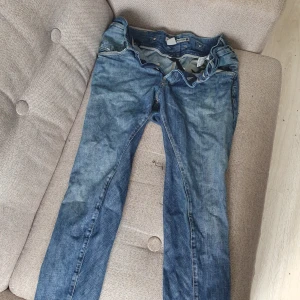 Jeans och kostymbyxor - Två kostym byxor storlek 50. 200kr Levi's jeans storlek 31. 100. Köp alla tre så får du det billigare 250kr