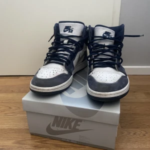 Jordan 1 high Retro midnight navy - Väl använda, skick ca 6/10 Strl: 42,5 Box ingår Köpta på SNS Pris kan diskuteras vid snabb affär