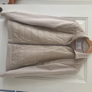 Hybrid/cardigan - En skön och varm vårjacka från bläck. Använd några fåtal gånger men är inprincip som ny. Skick 9/10 Strl: S Nypris: 1399kr