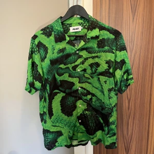 Palace snake shirt grön - Testad en gång så gott som ny
