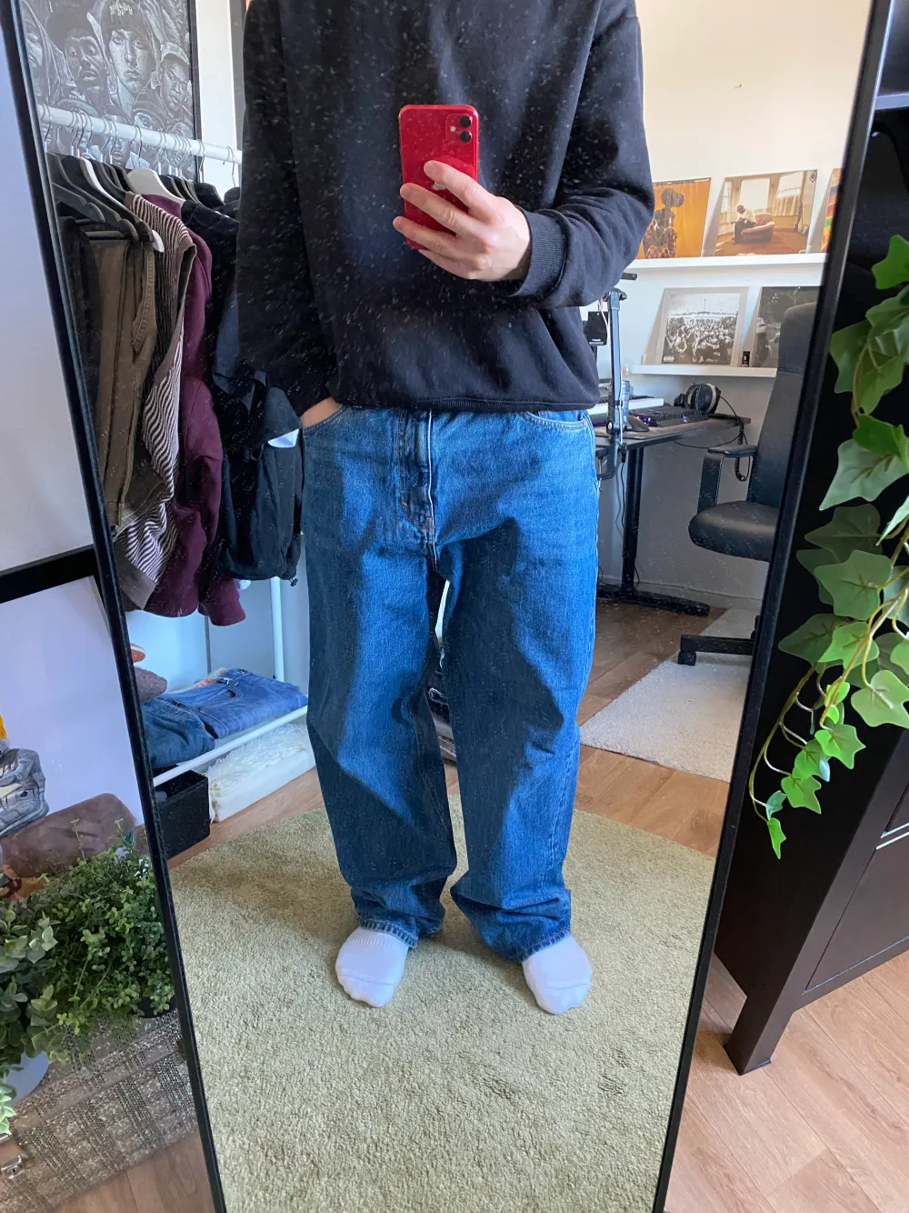 Ett par weekday jeans i storlek 34/32. De har en baggy fit, säljer då de är köpa i för stor storlek för mig. Därav gör inte sista bilden passformen någon rättvisa. De är i väldigt fint skick. Fler bilder kan skickas vid önskan.. Jeans & Byxor.