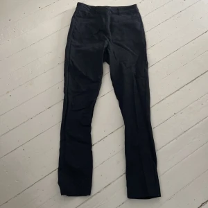 Kostymbyxor - Tajta, raka kostymbyxor från Nelly, storlek 34. Är lite kortare i modellen på mig som är 176 går de strax ovanför ankeln.