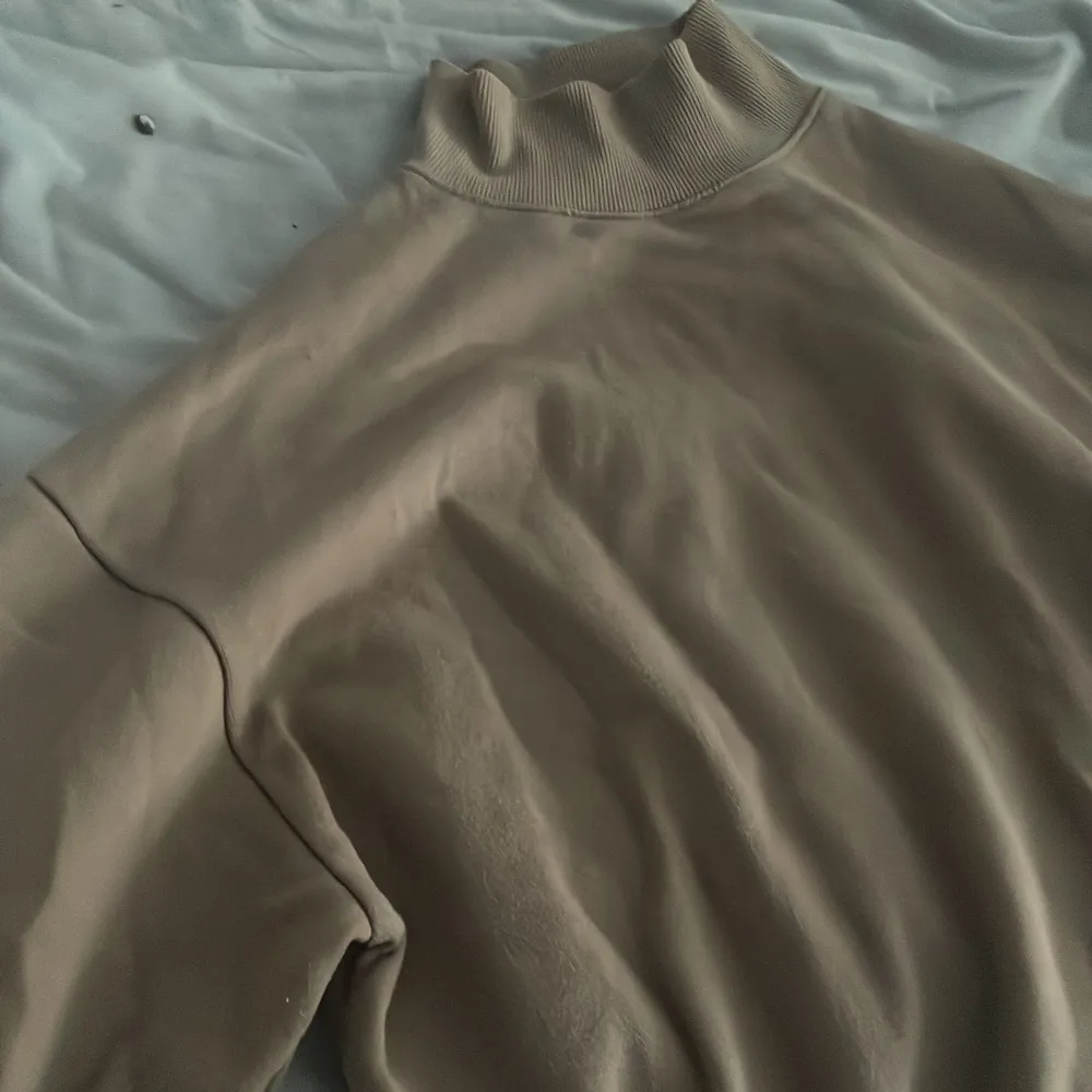 En beige tröja som jag köpte i höstas men som jag inte använder längre om intresserad kontakta . Hoodies.