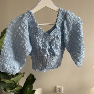 Blus - Blå blus i storlek 36 från Gina Tricot.