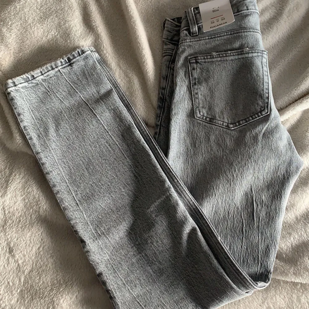 säljer dessa jätte snygga jeans från pull and bear!! Aldrig användt. Pris lappen är kvar! . Jeans & Byxor.