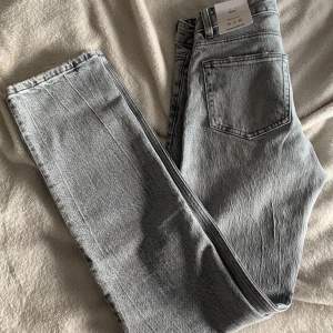 säljer dessa jätte snygga jeans från pull and bear!! Aldrig användt. Pris lappen är kvar! 