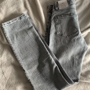 Jeans  - säljer dessa jätte snygga jeans från pull and bear!! Aldrig användt. Pris lappen är kvar! 