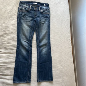 Super snygga jeans från vintage märket ”orsay” - Jeansen är lowrise och lite bootcut. Säljer pågrund av att de inte kommit i andhämtning. De är i fint skick, skriv bara om ni undrar något.  Mått:  Benmåt:102 cm Innerbensmått:80cm Midjemått:78 cm
