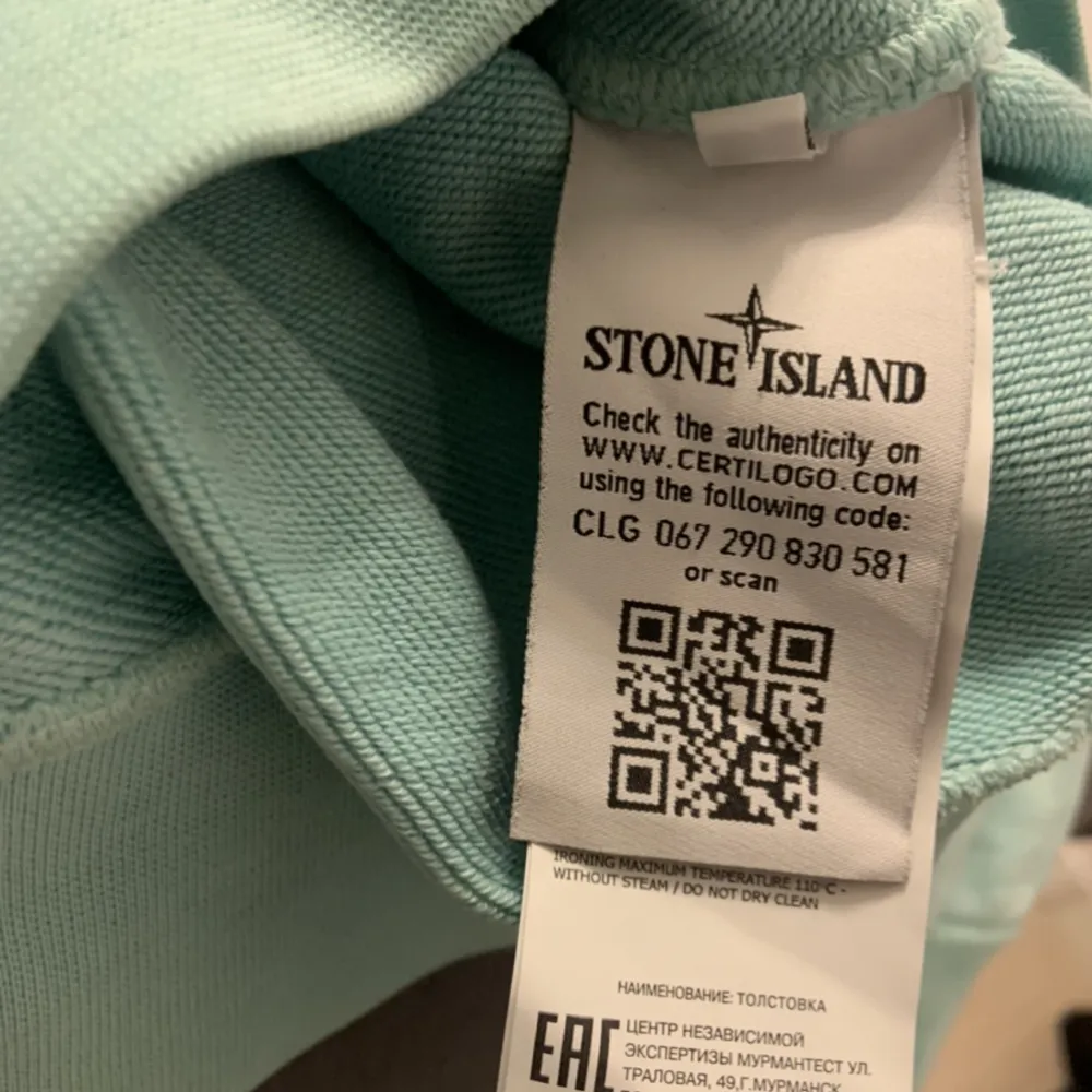 Ljusblå stone island tröja, köpt från stone island butiken i Stockholm. Kvittot slängt men jag kan skicka bilder på patch och qr kod vid behov. Den är äkta såklart och sparsamt använd.  Storlek: S  Nypris: 2200. Tröjor & Koftor.