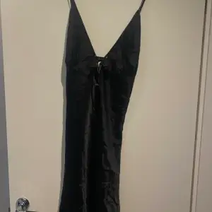 Slipp dress från Victoria secret med korsande band i ryggen. Köpt för 250, säljer för 130. (Köparen står själv för frakten) ❤️