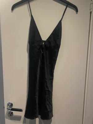 Slipp dress  - Slipp dress från Victoria secret med korsande band i ryggen. Köpt för 250, säljer för 130. (Köparen står själv för frakten) ❤️