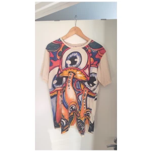 T-shirt i storlek L - T-shirt med grymt psykedeliskt svamp-tryck på både fram- och baksida. Storlek L. 100% bomull.