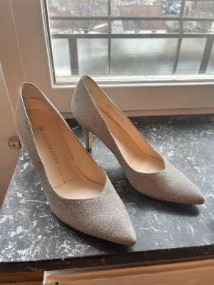 Klackskor - Glittriga silver klackskor 