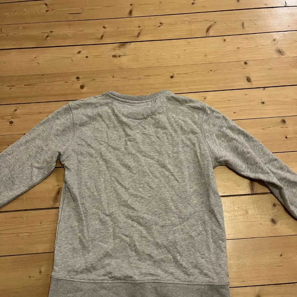 Säljer min sweatshirt från GANT i storlek 158/164cm 13-14 år, köpt från kidsbrandstore men passar en S, är i väldigt bra skick, köparen står för frakten. Tröjor & Koftor.