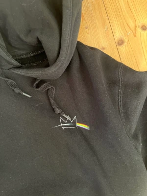 Svart Hov1 hoodie  - Säljer en Hov1 hoodie med tryck på bröstet i storlek S då jag inte använder den längre, köparen står för frakten, köpt för 600kr