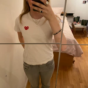 Commes des garcon T-shirt  - Så fin T-shirt från commes des garcon som passar till så mycket! Så fin till sommarn🥰 Köpt för 800kr säljer för 200💚