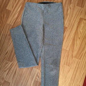 Glitterbyxor - Supersköna silverglityriga byxor! Stretchigt tyg, slim fit.