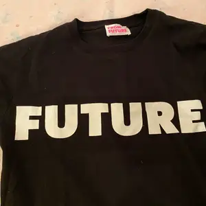 Så fin T-shirt från from future🖤 Fin detalj på ryggen🥰 Köpt för ca 600 säljer för 250❤️