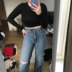 Jeans - Jeans med hål på knät, är i 40 men passar mig som oftast är 38!