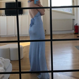 Balklänning/ bröllopsgäst  - Vad är väl en bal på slottet?🏰💃OERHÖRT snygg blå färg och en så snygg passform med både halterneck, knyte och lågt i ryggen! Den är något av det längre sorten📏(Jag är 167) och till min längd passar det bäst med klackar 👠 Storlek 38 men passar även en 36:a!! Köparen står för frakten 🚚📦