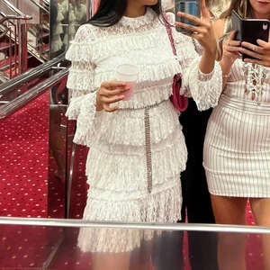 Vit klänning  - Säljer denna snygga student klänningen som jag använde endast en timme för några bilder innan vi bytte om till andra kläder så den är i nyskick. Sjukt snygg och unik. Passar nog både en xs/s då tyget är stretchig. Hör av er vid andra frågor. 