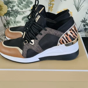 Michael Kors sneakers - Som nya, med inbyggd platfotm. 