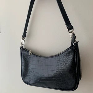 väska  - Jättesnygg väska som tyvärr inte används då jag har många andra! Jättefint skick! Köparen står för frakten 💞