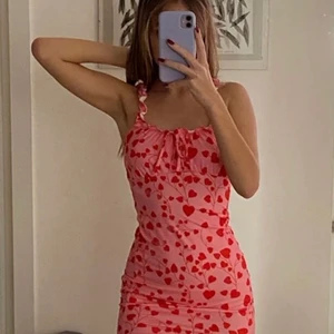 Rosa klänning - En super söt rosa klänning med hjärtan på. Jätte stretchig och formar sig fint efter kroppen. Första bilden är ej min!!