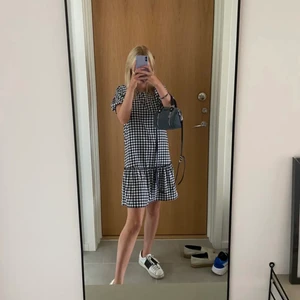 Hm klänning  - Heeelt slutsåld klänning från hm. Storlek 170 men passar mig som oftast bär S , bilderna är lånade av @tindrala