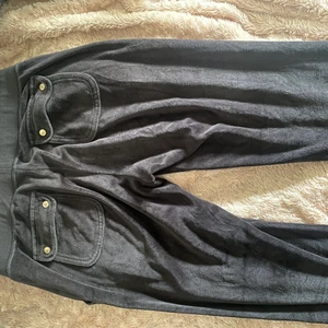 Juicy byxor - Svarta Juicy couture byxor, som tyvärr för korta för mig som är 175. Dem är i storlek S! Det är den gamla modellen. 