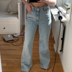 zara jeans  - Snygga Jeans med super bra passform tyvärr för långa för mig, dom sitter i övrigt super snyggt 