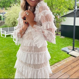 By Malina - Tänkte kolla intresset på min älskade studentklänning från By Malina, den vita i modellen Carmine mini. Kostar 2500kr ny och jag har endast använt den en gång vilket var på studenten! Världens finaste studentklänning. Första och sista bilden är mina egna 🥰