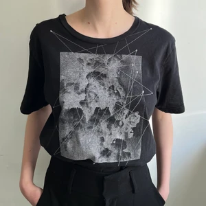 J. Lindeberg T-Shirt  - Svart J. Lindeberg T-shirt med supercoolt tryck. Storlek XL, men kan absolut bäras oversized som på bilden. I princip oanvänd! 