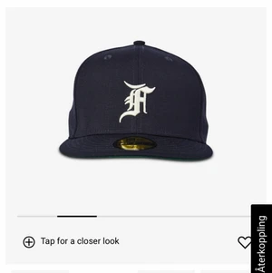  Keps  - Säljer en new era keps i navy blue strokesen är small-medium 