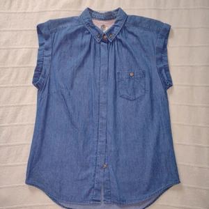 ICHI blå jeans skjorta/blus/väst i denim 💙 - Blå skjorta/väst/blus i denim, från ICHI. Kopparfärgade knappar. 100% bomull. I fint skick. Storlek S.