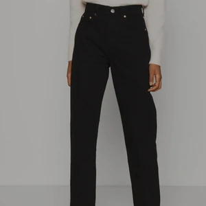 Perfect Jeans från Gina Tricot  - Svarta jeans i fint skick! Sparsamt använda. Storlek 34 Jag är 168 cm lång.   Säljer över 100 plagg! Stor mängdrabatt när du köper fler saker!  Köp 3(+) plagg 15% rabatt.  Köp 5(+) plagg 20% rabatt.  Köp 10 (+) plagg 25 % rabatt.  Köp 15 (+) plagg 30 % rabatt. Samfraktar givetvis. 