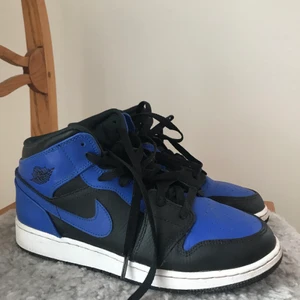 Air Jordan 1 Mid - Blå-svarta air jordan!! Sparsamt använda, ändats lite creasade. Köptes för några månader sedan för över 2000 kr och sälja alltså för halva priset. Strlk-39 och perfekta nu till vår/sommar. Kontakta mig privat för fler bilder eller frågor💙🖤💙🖤💙