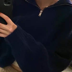 Stickad tröja - En helt ny, endast provad och otroligt snygg, mysig och dessutom väldigt skön stickad zip-uptröja. Strl M men passar jättebra på en S också, sitter lite oversized. Väldigt populär från Ginatricot som är helt slutsåld överallt! 💙 Köpare står för frakt.